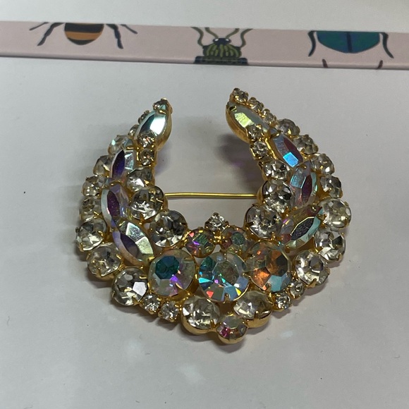 Aurora Borealis Brooch with Vintage Design - Picture 1 of 2